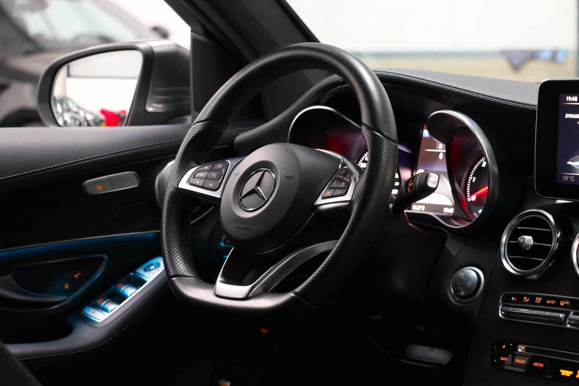 27041048-37.jpg